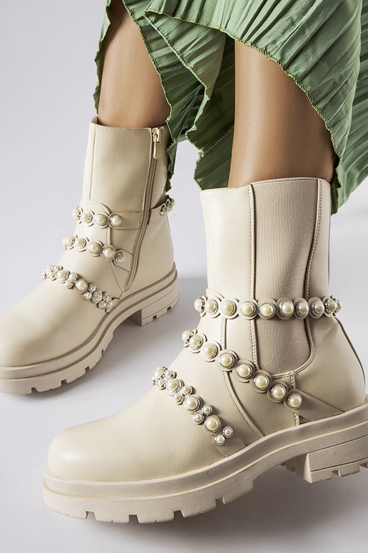 Beige ankelstøvler dekoreret med... Beige ankelstøvler dekoreret med...