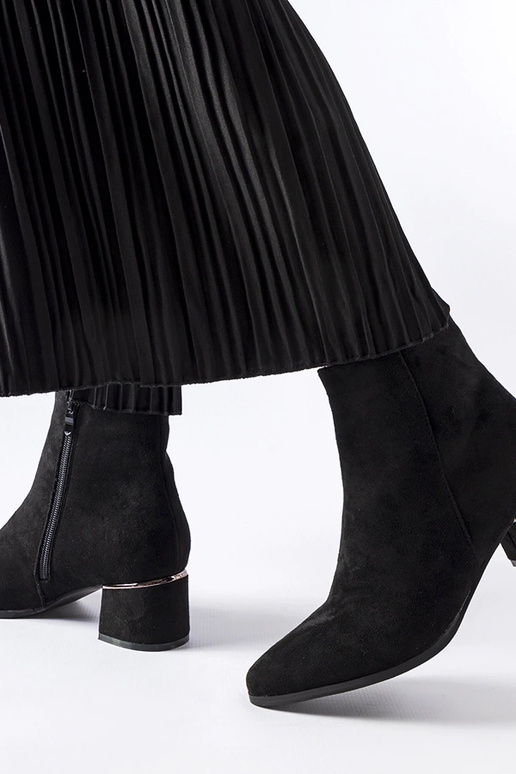 Zwarte laarsjes met lage hak, „Tayyib"