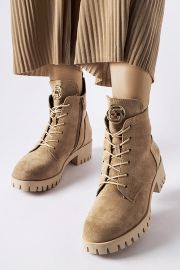 Sandkleurige geïsoleerde kunstsuede Noha schoenen