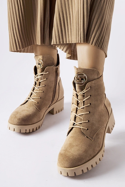 Sandkleurige geïsoleerde kunstsuede... Sandkleurige geïsoleerde kunstsuede...