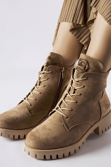 Sandkleurige geïsoleerde kunstsuede Noha schoenen 2