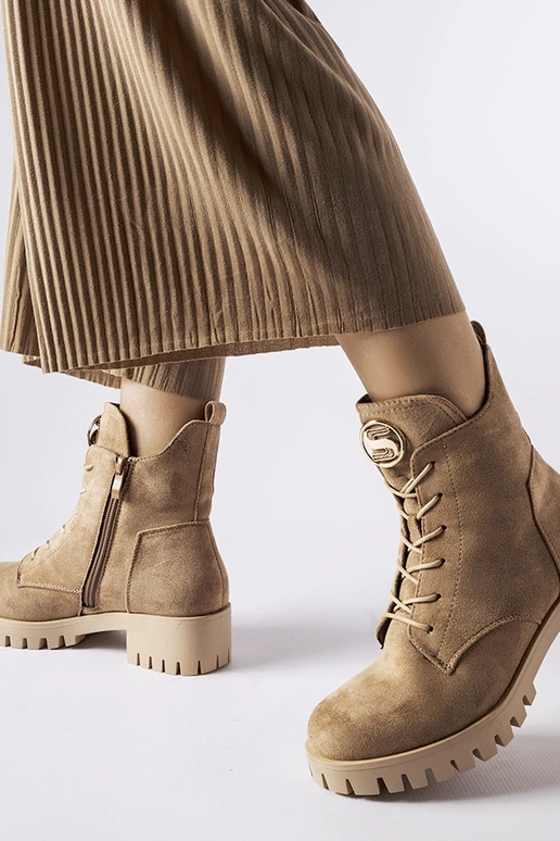 Sandkleurige geïsoleerde kunstsuede... Sandkleurige geïsoleerde kunstsuede...