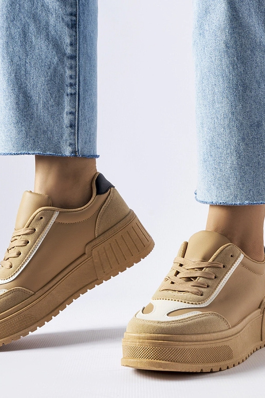 Beige sneakers på en tyk platform Seluci
