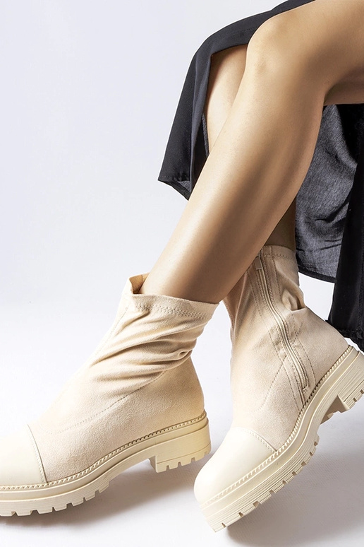 Sandkleurige sokken schoenen van...