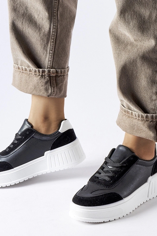 Sorte sneakers på en tyk platform Seluci