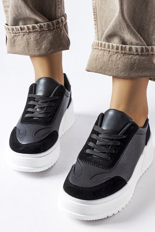 Sorte sneakers på en tyk platform Seluci
