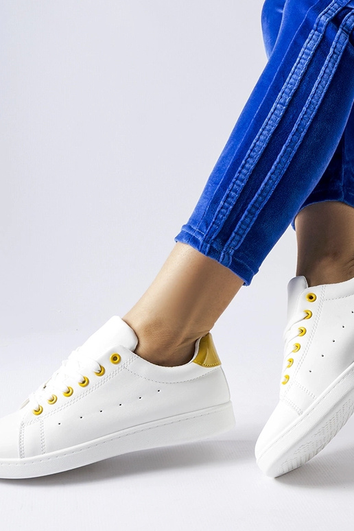 Hvide sneakers med gule accenter...