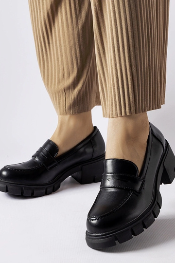 Sorte klassiske loafers på Dina blokken