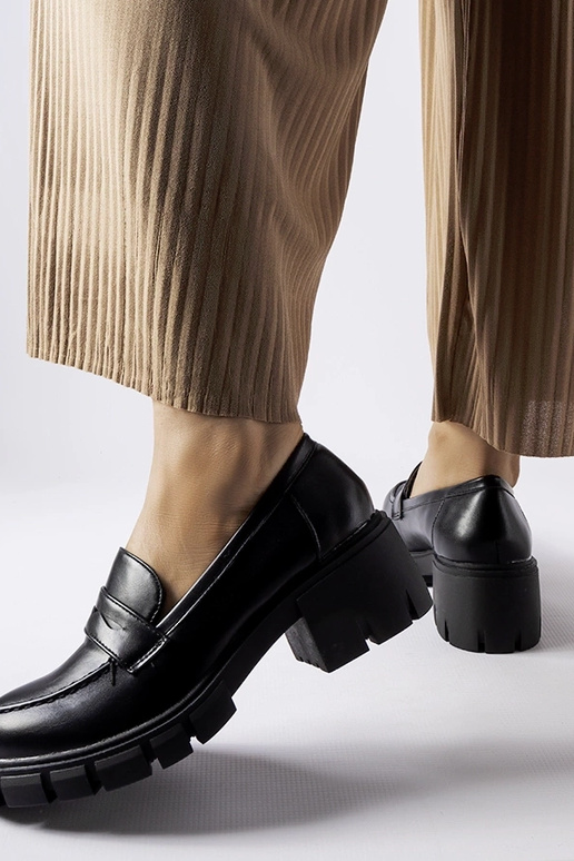 Sorte klassiske loafers på Dina blokken Sorte klassiske loafers på Dina blokken