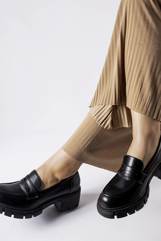 Sorte klassiske loafers på Dina blokken Sorte klassiske loafers på Dina blokken