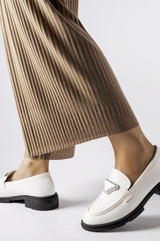 Hvide mokkasiner dekoreret med... Hvide mokkasiner dekoreret med...