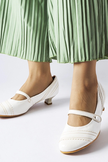 Hvide lavhælede pumps...