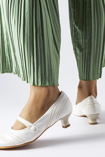 Hvide lavhælede pumps... 2