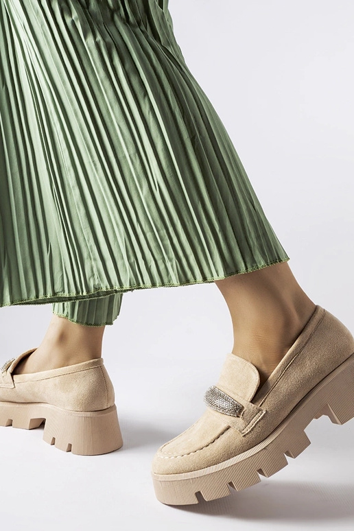 Beige mokkasiner med en massiv... Beige mokkasiner med en massiv...