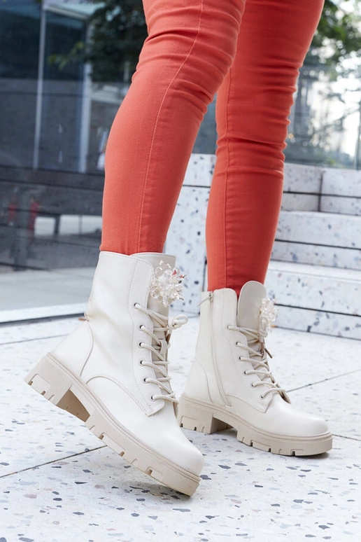 Beige ankelstøvler med dekorative...