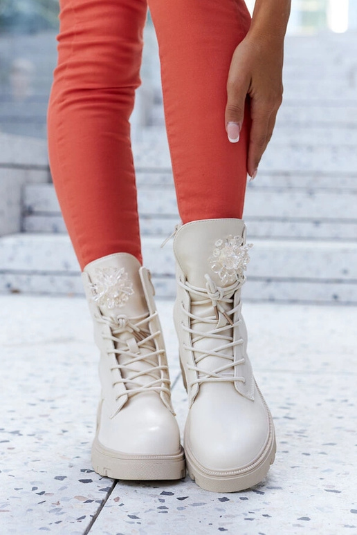 Beige ankelstøvler med dekorative...