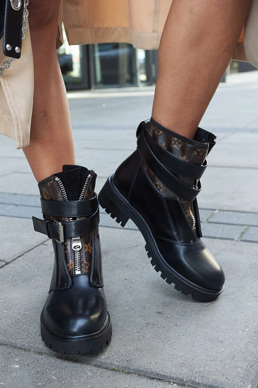 Sorte ankelstøvler med dekorativ rem...