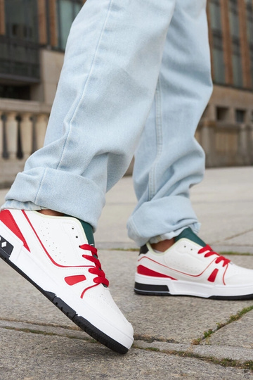 Archie røde og hvide sko...