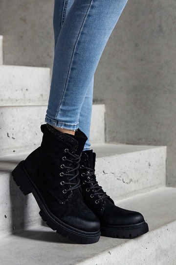 Sorte ankelstøvler med...