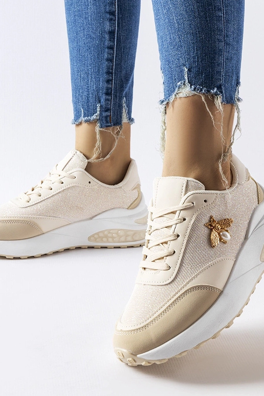Beige og hvide sneakers med dekorativ...
