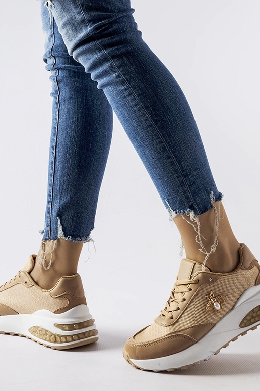 Brune og hvide sneakers med dekorativ...