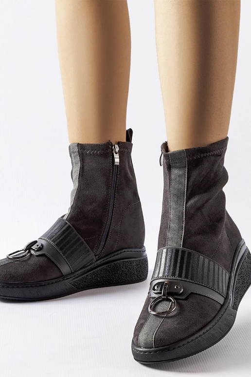 Grijze sokboots op platform, „Colonnata"