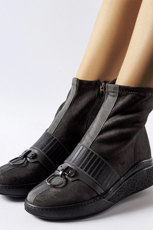 Grijze sokboots op platform, „Colonnata"