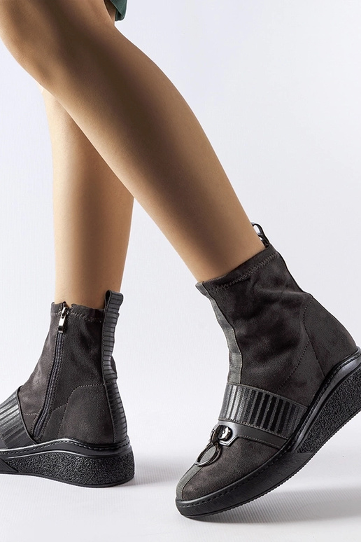 Grijze sokboots op platform, „Colonnata"