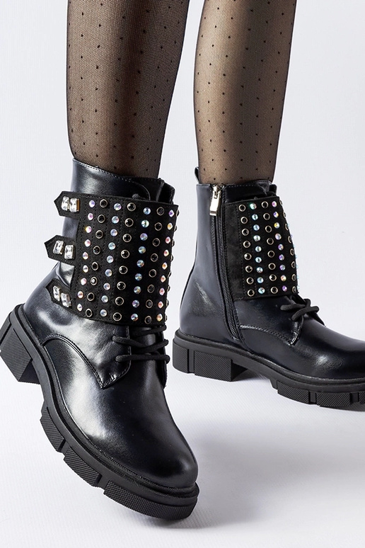 Sorte ankelstøvler dekoreret med...