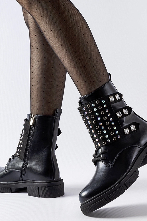 Sorte ankelstøvler dekoreret med...