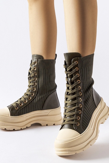 Mørkegrønne ankelstøvler...