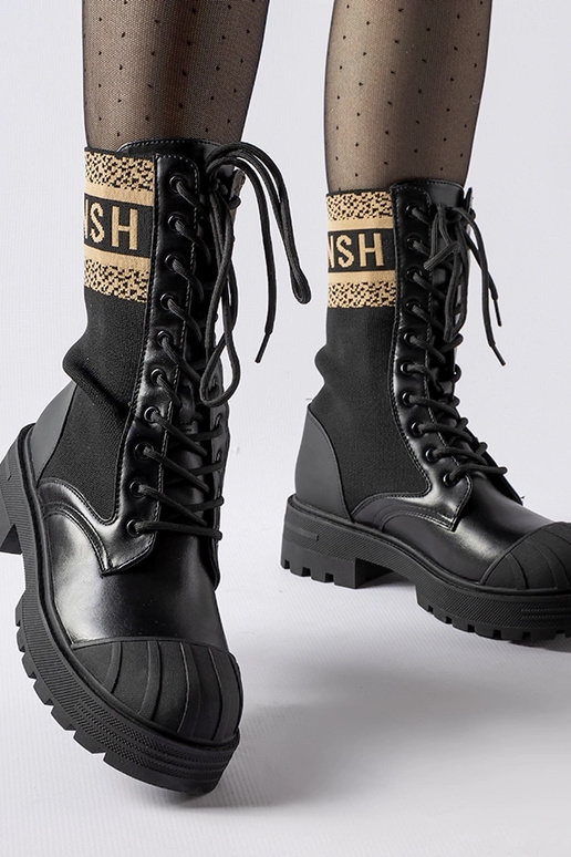 Sorte sokkestøvler med brunt bogstav...