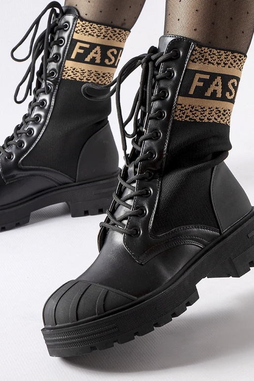 Sorte sokkestøvler med brunt bogstav...