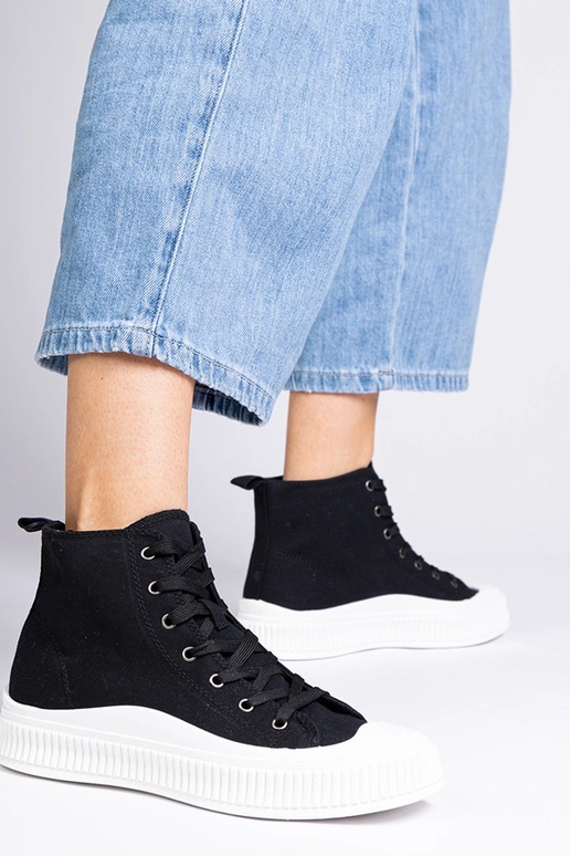 Zwarte hoge schoenen op een platform,...