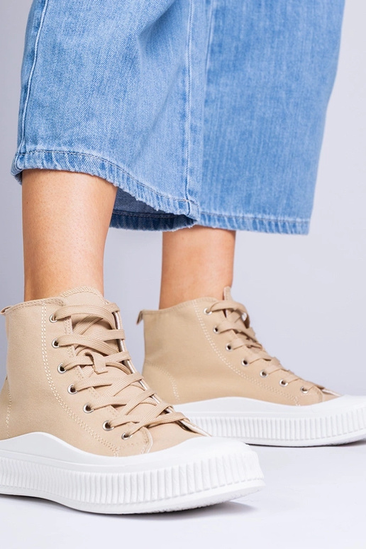 Donkerbeige schoenen op een platform,...