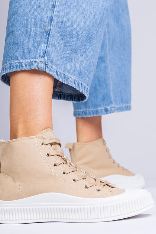 Donkerbeige schoenen op een platform,...