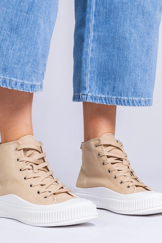 Donkerbeige schoenen op een platform,...