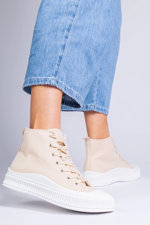 Beige schoenen op een platform,...