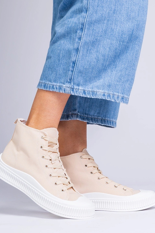 Beige schoenen op een platform,...