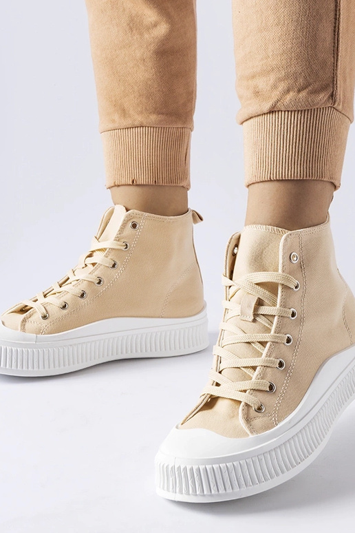 Beige schoenen op een platform,...