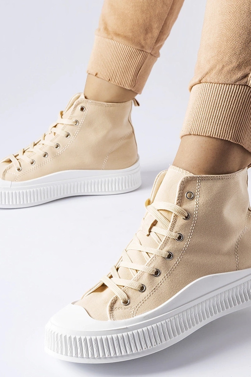 Beige schoenen op een platform,...