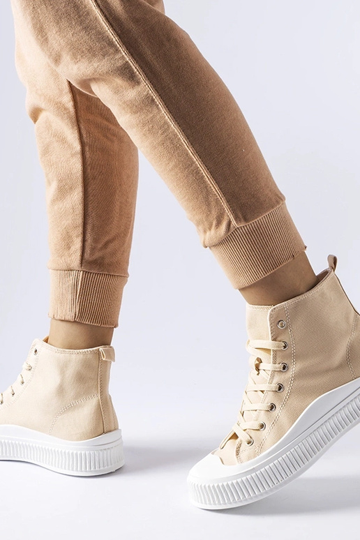 Beige schoenen op een platform,...