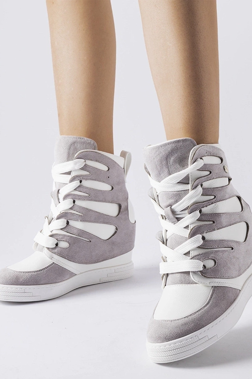 Wit-grijze sportschoenen op een...