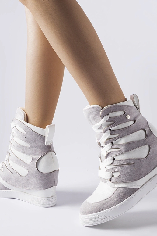 Wit-grijze sportschoenen op een...