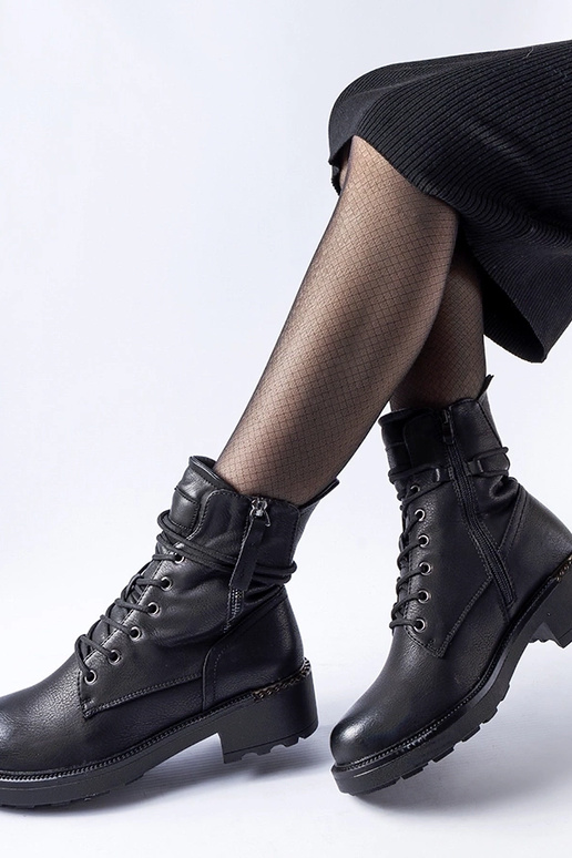 Sorte ankelstøvler med dekorativ...