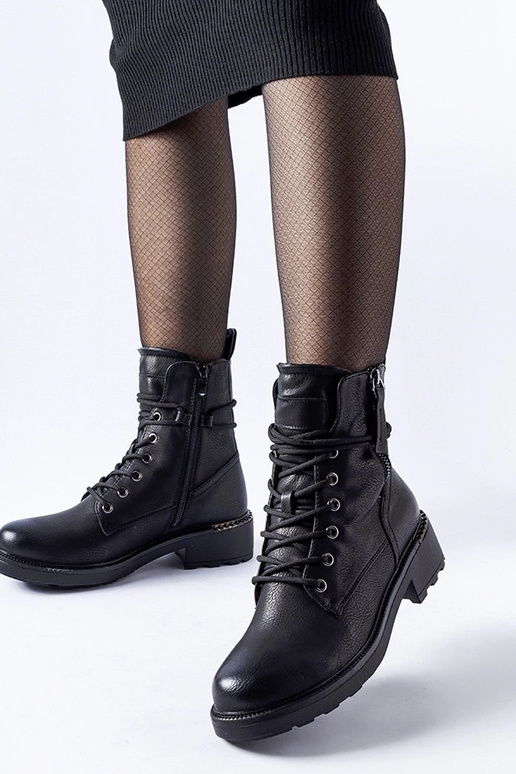 Sorte ankelstøvler med dekorativ...