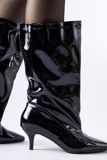 Sorte lavhælede støvler...