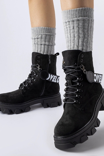 Sorte ankelstøvler med en...