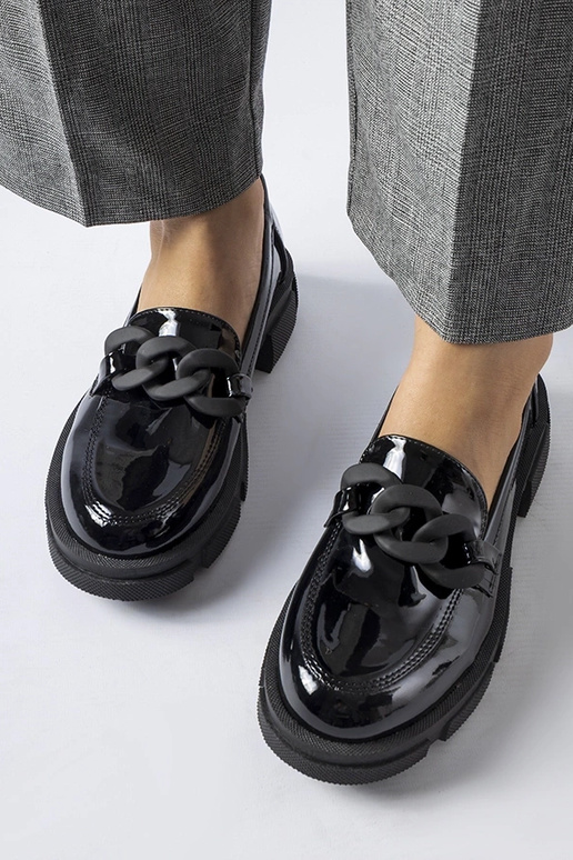 zwarte gelakte instappers met ketting... zwarte gelakte instappers met ketting...