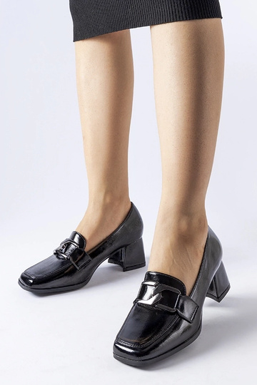 zwarte gelakte pumps met...